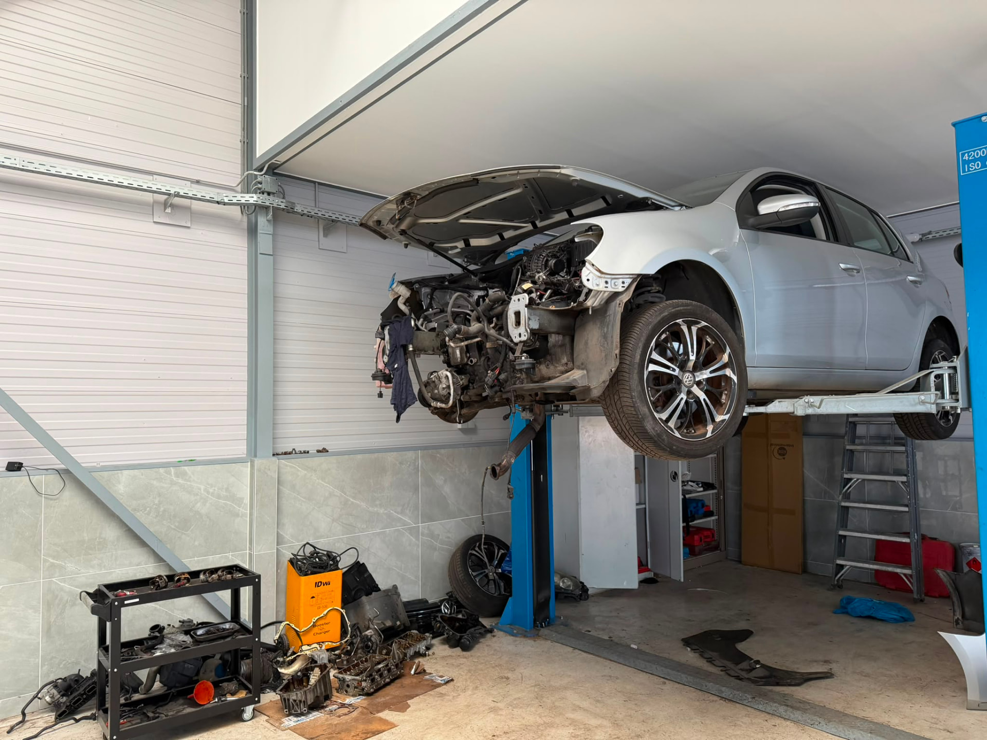 Auto op de hefbrug tijdens een reparatie bij Garage Car Fix