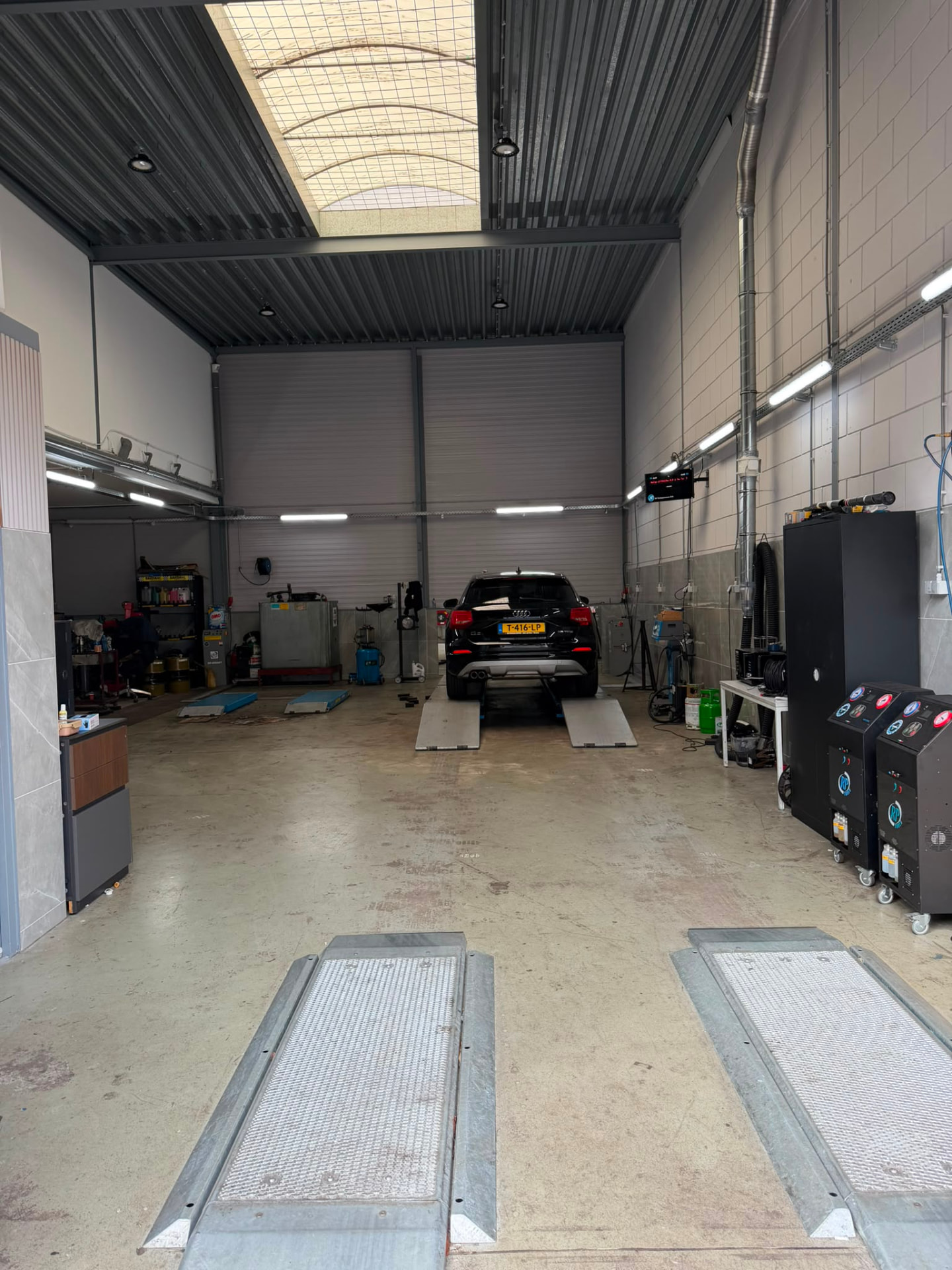 De ruime werkplaats van Garage Car Fix in Den Haag